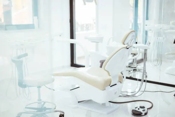 Interior de una clínica dental moderna con sillón