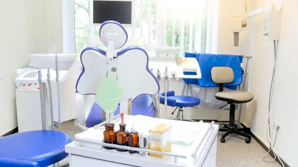 Consultorio dental con luz natural y plantas